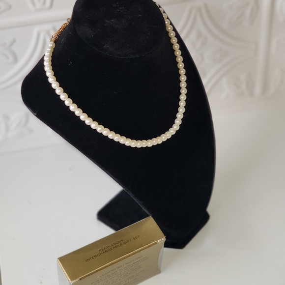 3 for $15 𝅺Vintage Avon- Pearlesque necklace and earrings gift set - Picture 4 of 4